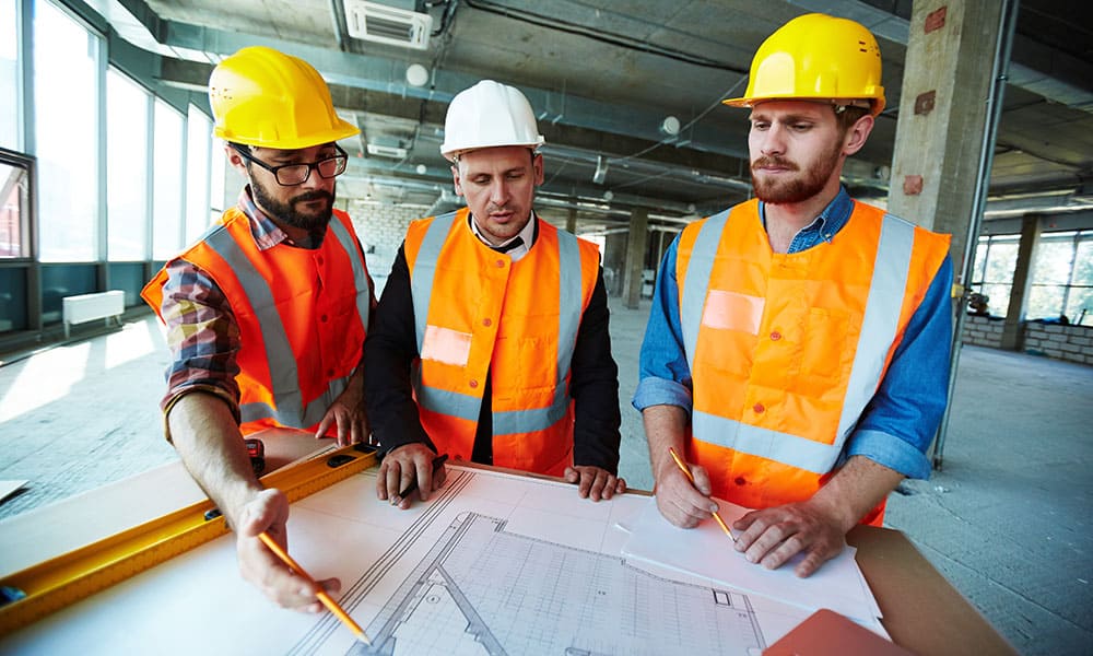 Kỹ sư rà soát bản vẽ thiết kế nhà máy thực phẩm