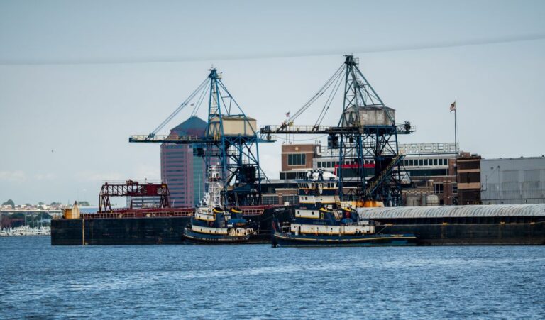 Cảng Baltimore (Mỹ) với cần cẩu và tàu hàng