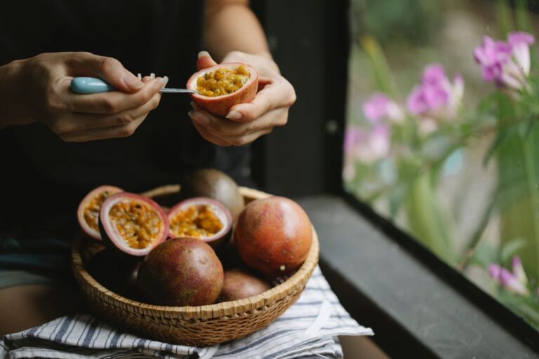 Chuẩn bị quả chanh leo bổ đôi