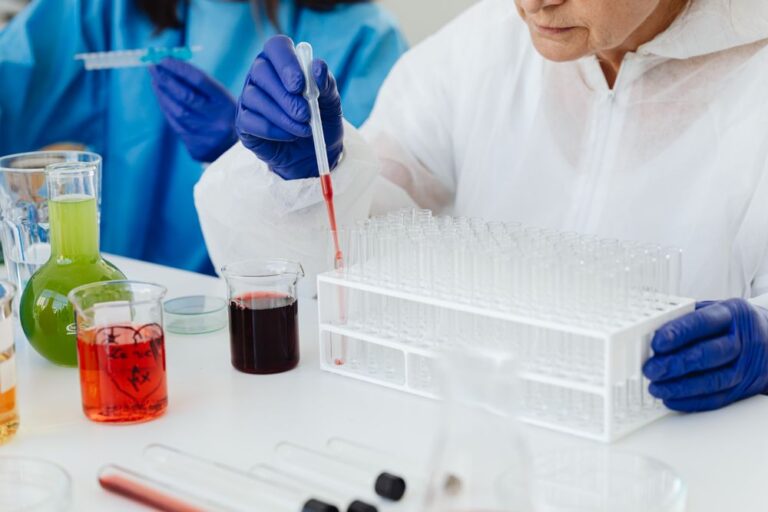 Kỹ thuật viên dùng pipet với ống nghiệm trong phòng thí nghiệm