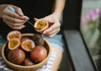 Múc thịt quả chanh leo bổ đôi