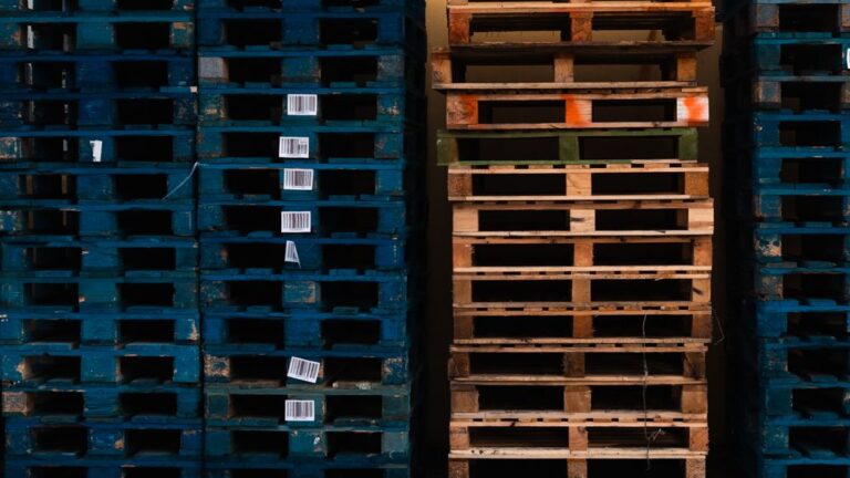 Pallet gỗ xếp chồng trong kho hàng