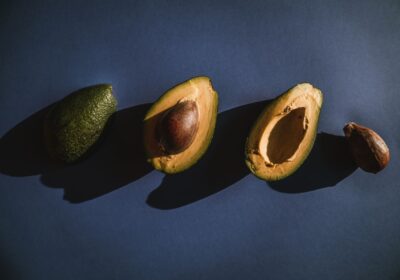 Quả bơ bổ đôi và nguyên quả