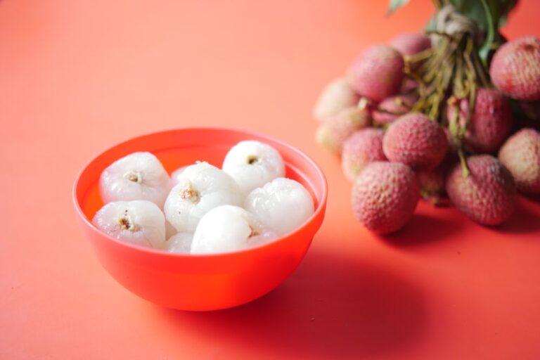 Quả vải tươi đã bóc vỏ lộ phần cùi trắng
