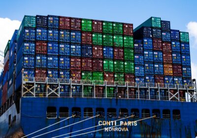 Tàu container chở hàng tại cảng