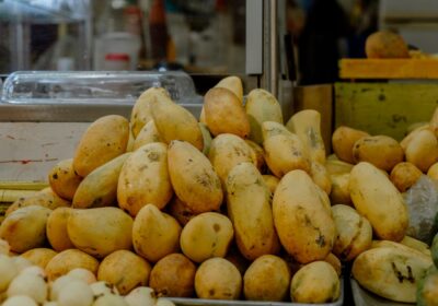 Xoài chín bày bán tại chợ